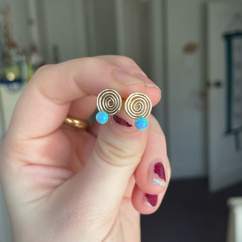 Beautiful gold earrings with an opal stone